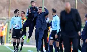 تشویق علی دایی در خانه سایپا