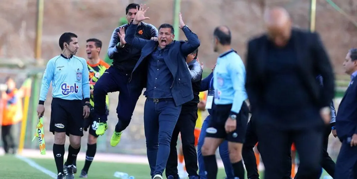 تشویق علی دایی در خانه سایپا