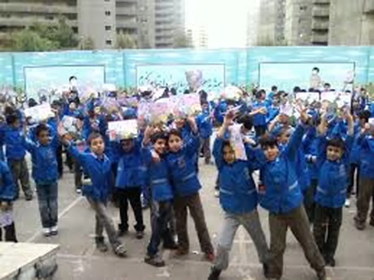 فیلمی دیگر از پخش آهنگ ساسی مانکن در مدرسه و همراهی معلم