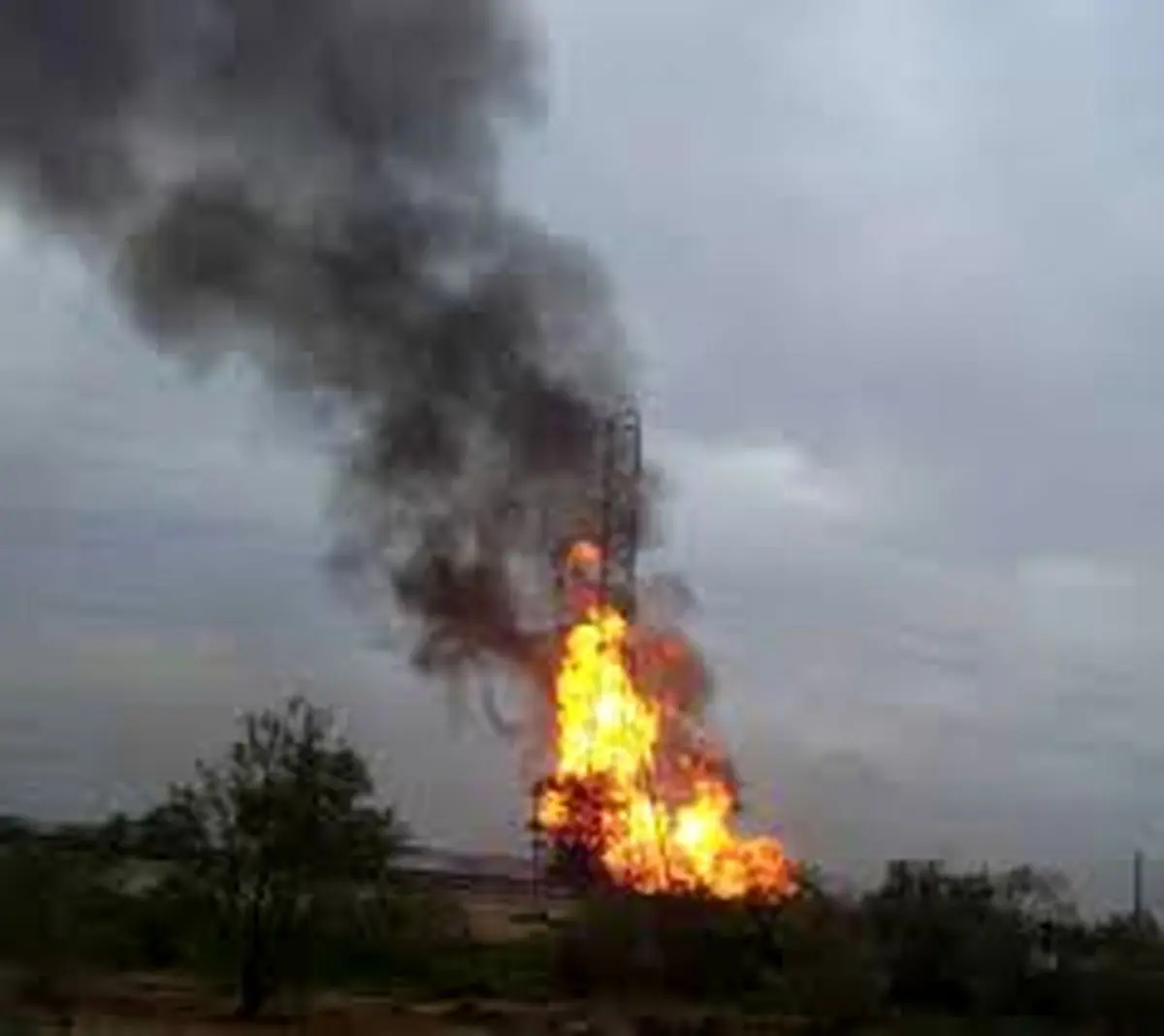 ادامه آتش سوزی در خط لوله نفت اهواز - امیدیه + فیلم