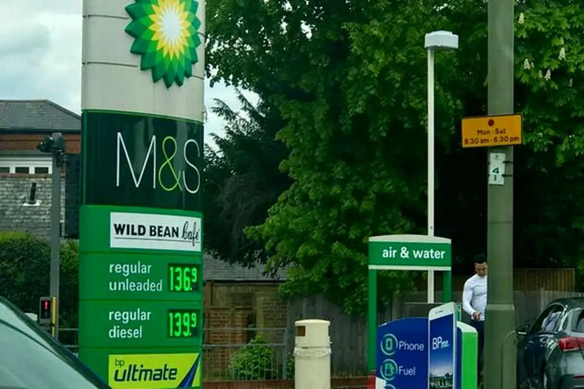 بهای سوخت در انگلیس با لغو معافیت نفتی ایران، رکورد می‌زند