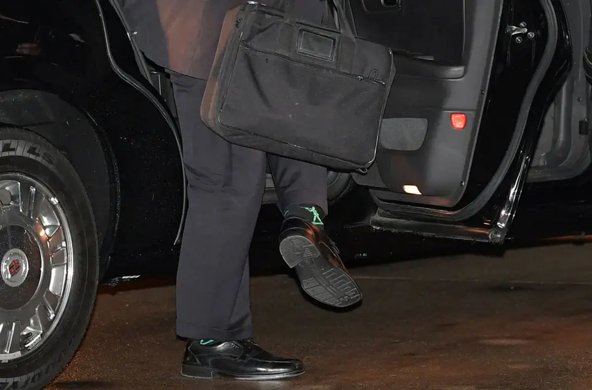 جوراب جنجالی آقای وزیر سوژه رسانه‌ها شد + تصویر