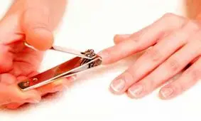 چرا نباید در شب ناخن گرفت؟