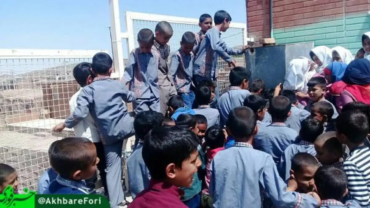 قطع شدن چهار روزه آب آشامیدنی و صف بستن دانش‌آموزان برای نوشیدن آب