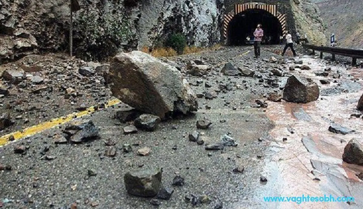 ریزش سنگ در جاده چالوس با ۳ زخمی