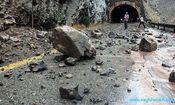 ریزش سنگ در جاده چالوس با ۳ زخمی