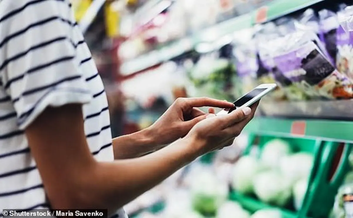 استفاده از موبایل در فروشگاه باعث خرید اضافی می‌شود