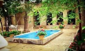 حكم نماز و روزه كسي كه به خانه پدري مسافرت كرده است