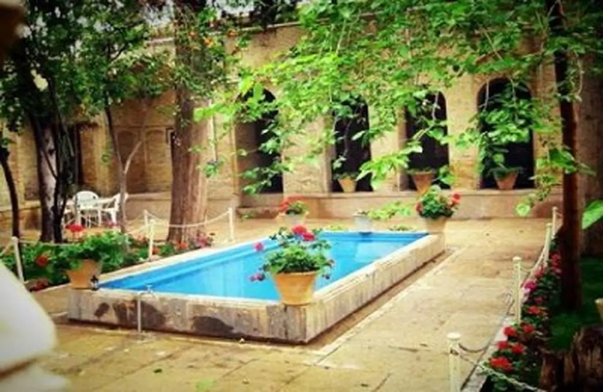 حكم نماز و روزه كسي كه به خانه پدري مسافرت كرده است