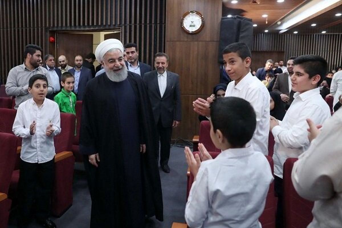روحانی با مددجویان بهزیستی و کمیته امداد دیدار کرد