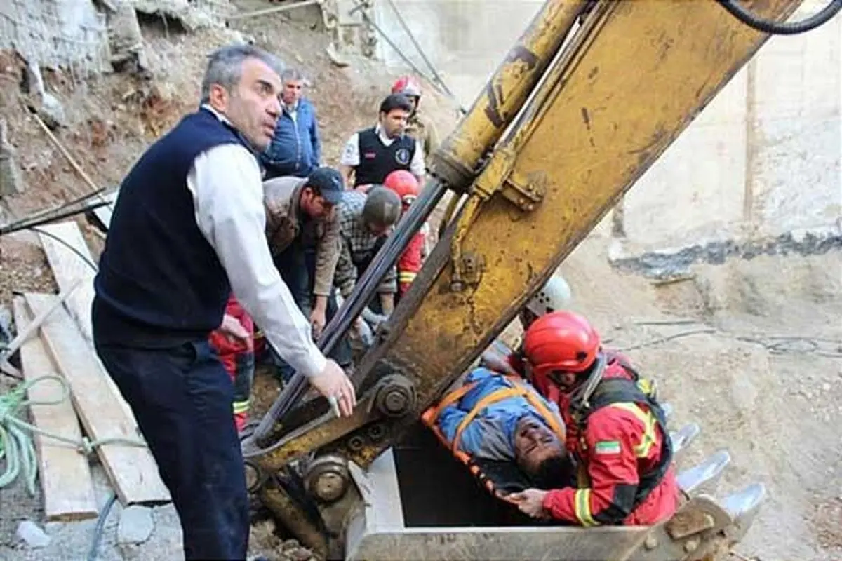 نجات کارگران بیهوش از داخل مخزن آب