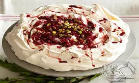 طرز تهیه دسر پاولووای انار و پسته