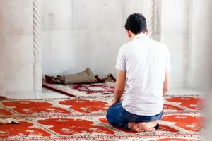 در چه شرایطی می توان با لباس نجس نماز خواند+ویدئو