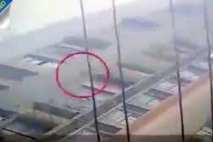 سقوط وحشتناک از طبقه ۲۶ و زنده ماندن معجزه آسا در چین