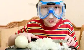 روش های ساده برای خرد کردن پیاز بدون اشک ریختن