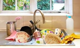 ۶ ترفند جالب برای از بین بردن بوی بد ظروف