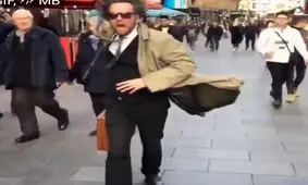 هنرمند انگلیسی که میتواند ساعتها بدون حرکت بماند