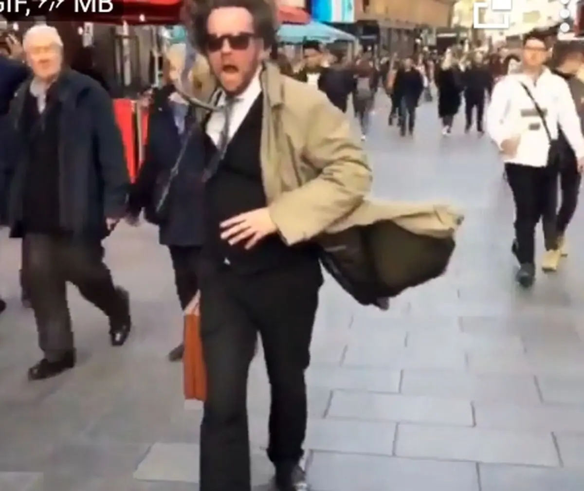 هنرمند انگلیسی که میتواند ساعتها بدون حرکت بماند