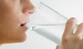 فواید آب گرم موقع افطار