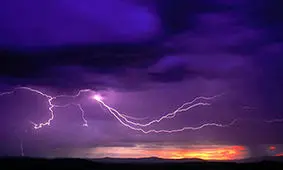 صاعقه های مرگبار در ایران/ جان باختن یک نفر در مهاباد بر اثر صاعقه