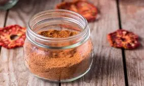 پودر گوجه خانگی به چندین روش در دستگاه خشک کن، فر و آفتاب