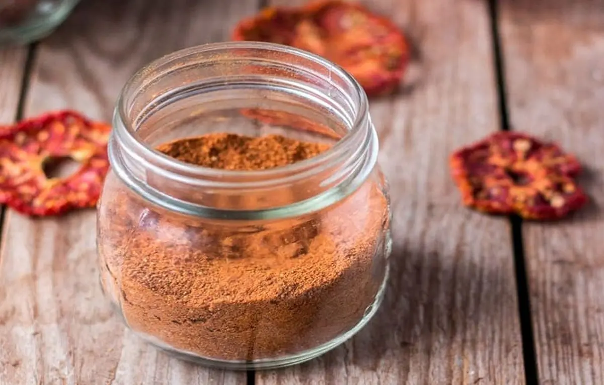 پودر گوجه خانگی به چندین روش در دستگاه خشک کن، فر و آفتاب