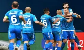 دریافت نخستین جام قهرمانی لیگ برتر روسیه توسط سردار آزمون در ورزشگاه جام جهانی ۲۰۱۸