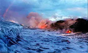 جدالی حیرت انگیز میان آب و مواد مذاب + فیلم