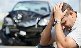 وقتی کفپوش ماشین عامل اصلی تصادف می شود! + فیلم