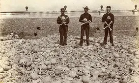 در این قبرستان مردم با اسکلت مردگان عکس می گیرند! + عکس