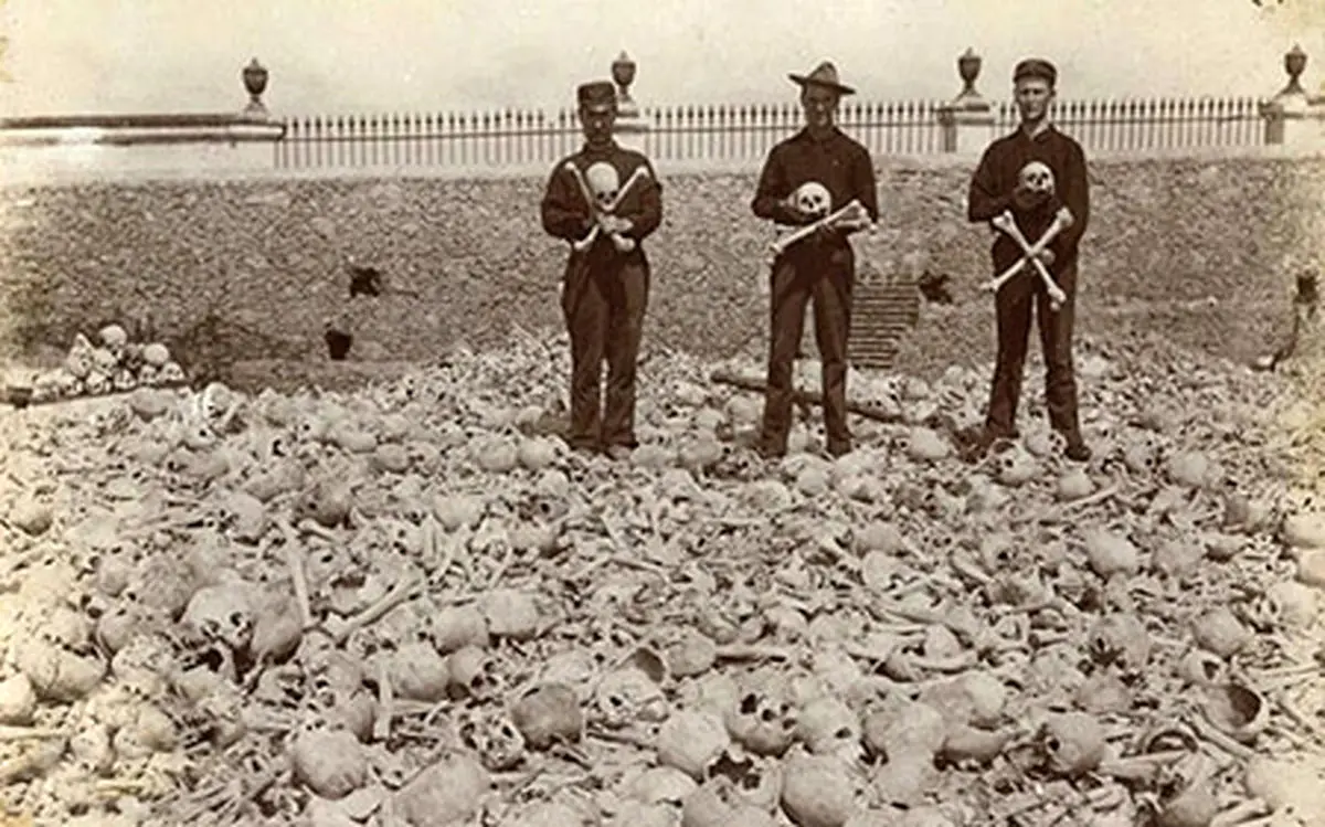 در این قبرستان مردم با اسکلت مردگان عکس می گیرند! + عکس