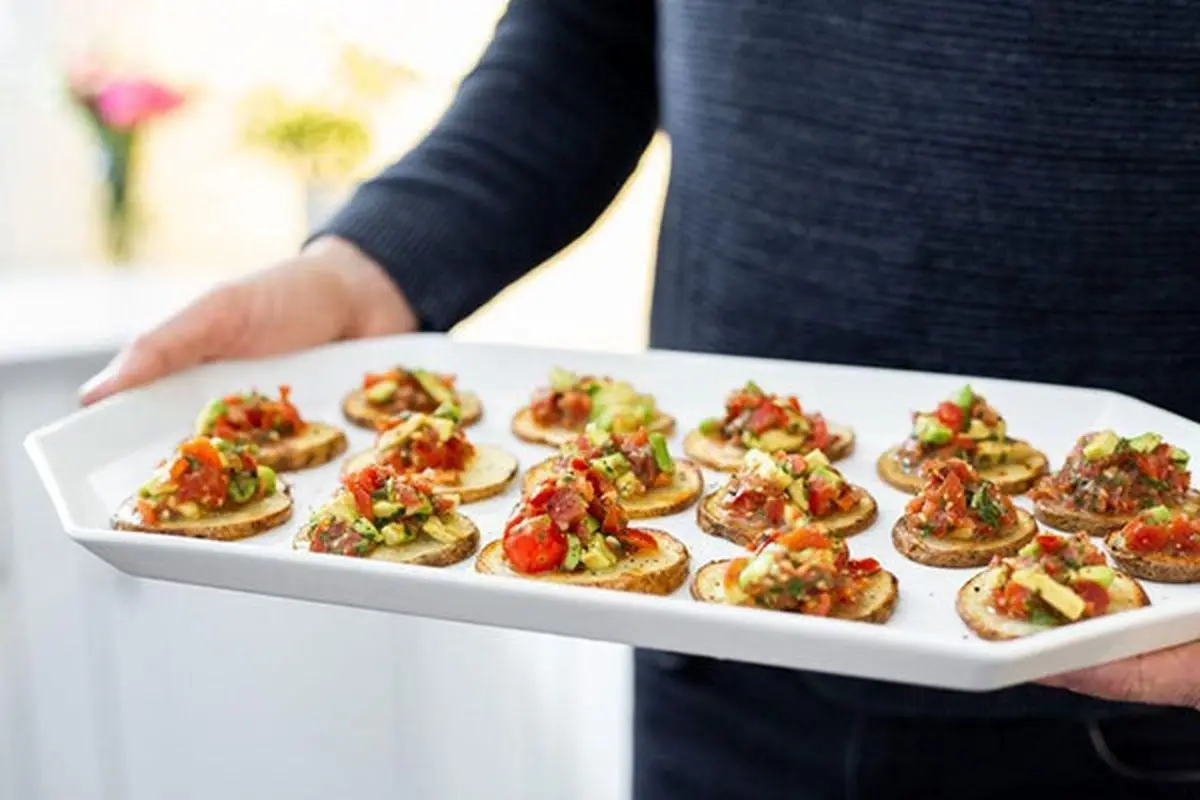 بروشتای سیب زمینی تنوری با سبزیجات رنگی + دستور تهیه