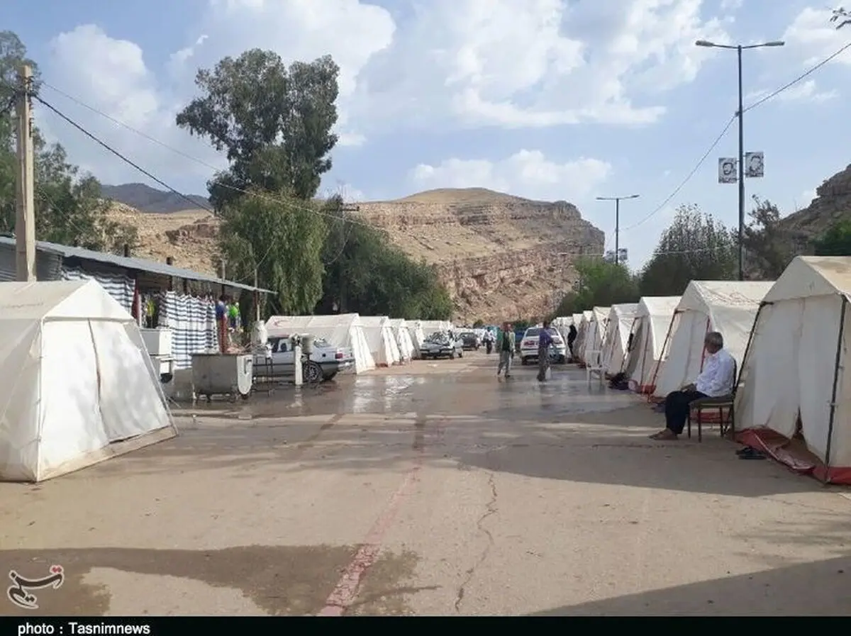 نگرانی سیل‌زدگان پلدختر از گرمای طاقت‌فرسا؛ چادرنشینان وسیله سرمایشی ندارند+تصویر