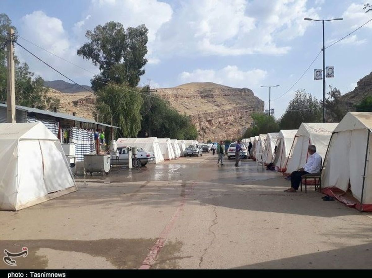 نگرانی سیلزدگان پلدختر از گرمای طاقتفرسا؛ چادرنشینان وسیله سرمایشی ندارند+تصویر