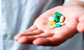 نمکی: کمبود داروهای اساسی علی رغم تحریم‎‌ها کاهش یافته است