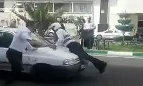 درگیری مامور راهور با مسافربرهای شخصی و پریدن روی ماشین+ویدئو
