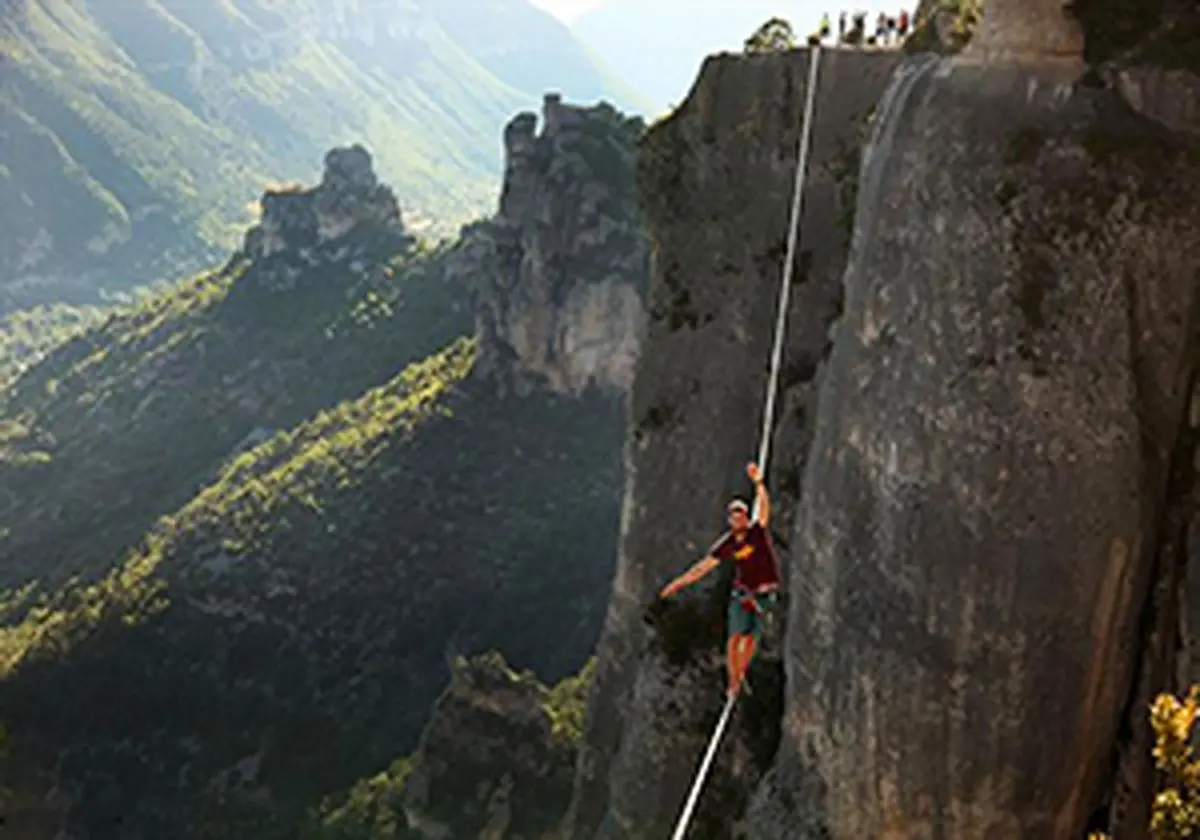 از دست رفتن تعادل مرد طناب باز میان زمین و آسمان + فیلم