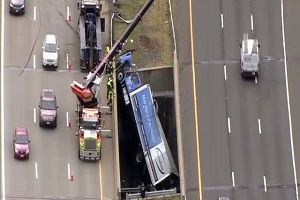 سقوط کامیونی از یک پل در بزرگراه آمریکا + فیلم