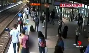 لحظه دلهره آور سقوط پیرمرد روی ریل قطار +فیلم