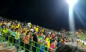 دور افتخار بازیگر سینما با پرچم زرد و حضور ۱۰ هزار نفر