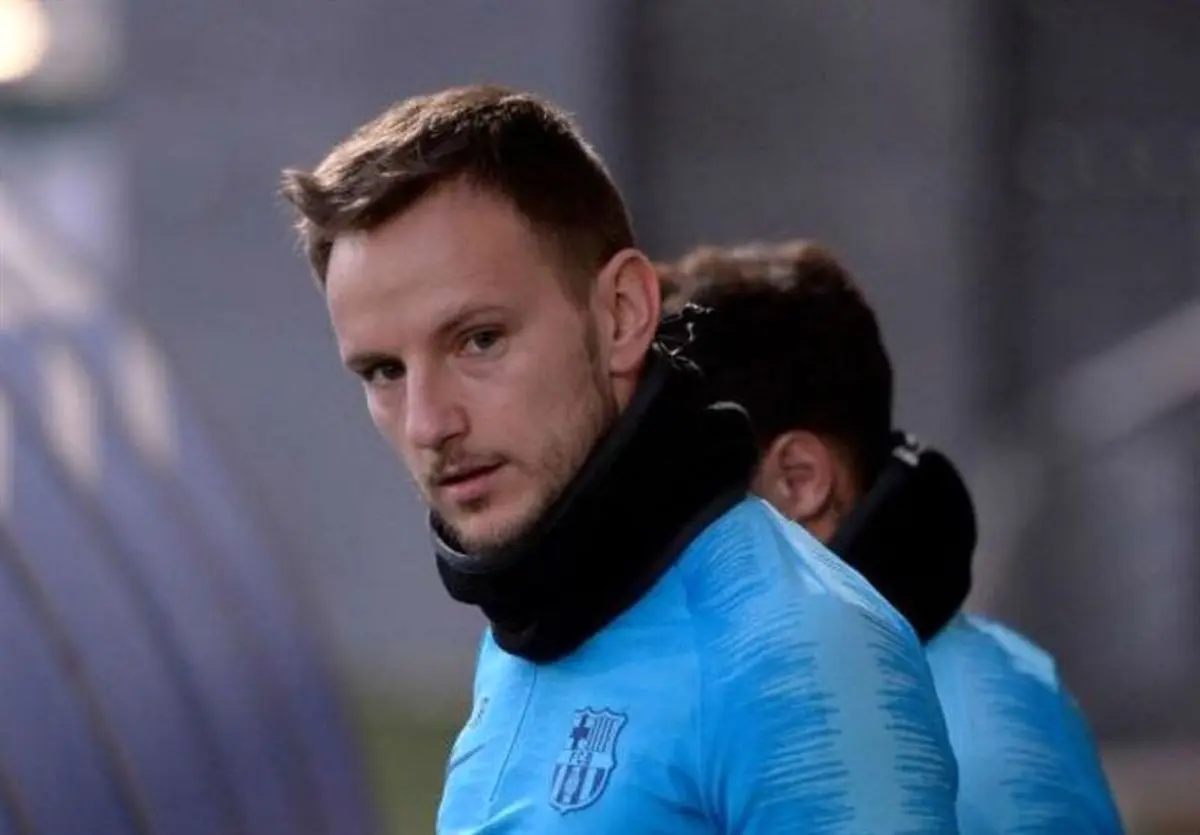 تجمع هواداران معترض بارسلونا مقابل خانه راکیتیچ