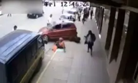 زیر گرفتن هولناک عابر هنگام پارک کردن خودرو+ویدئو