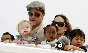 فیلم / آنجلینا جولی و فرزندانش حشره می خورند !