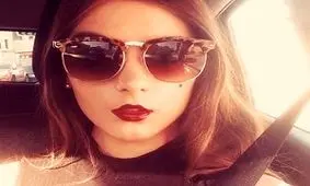 گویندۀ زن انگلیسی به خاطر زیبایی بیش از اندازه اخراج شد!