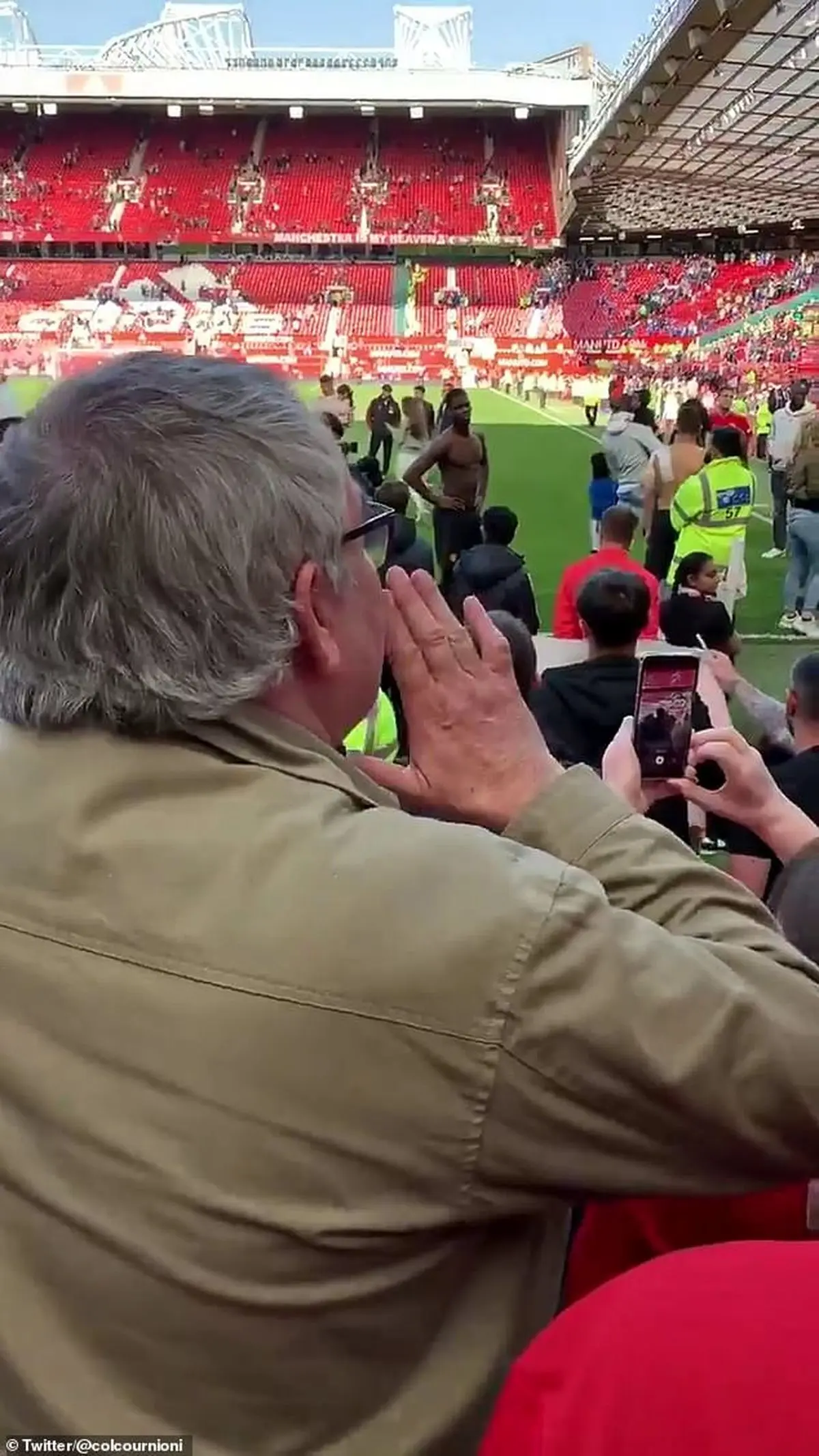 درگیری پوگبا با هوادار ناراضی یونایتد