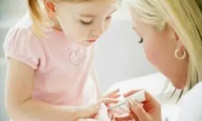 خطرات لاک زدن برای کودک