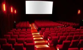 چرا صندلی های سینما قرمز هستند؟
