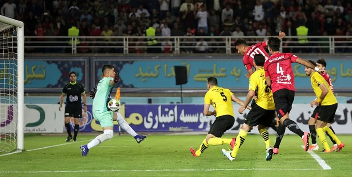 تمرین طلایی پوشان پشت درهای بسته