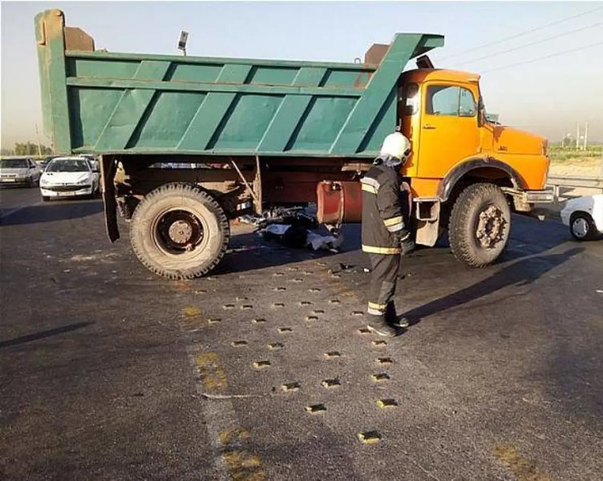 موتورسوار در برخورد با کامیون جان باخت