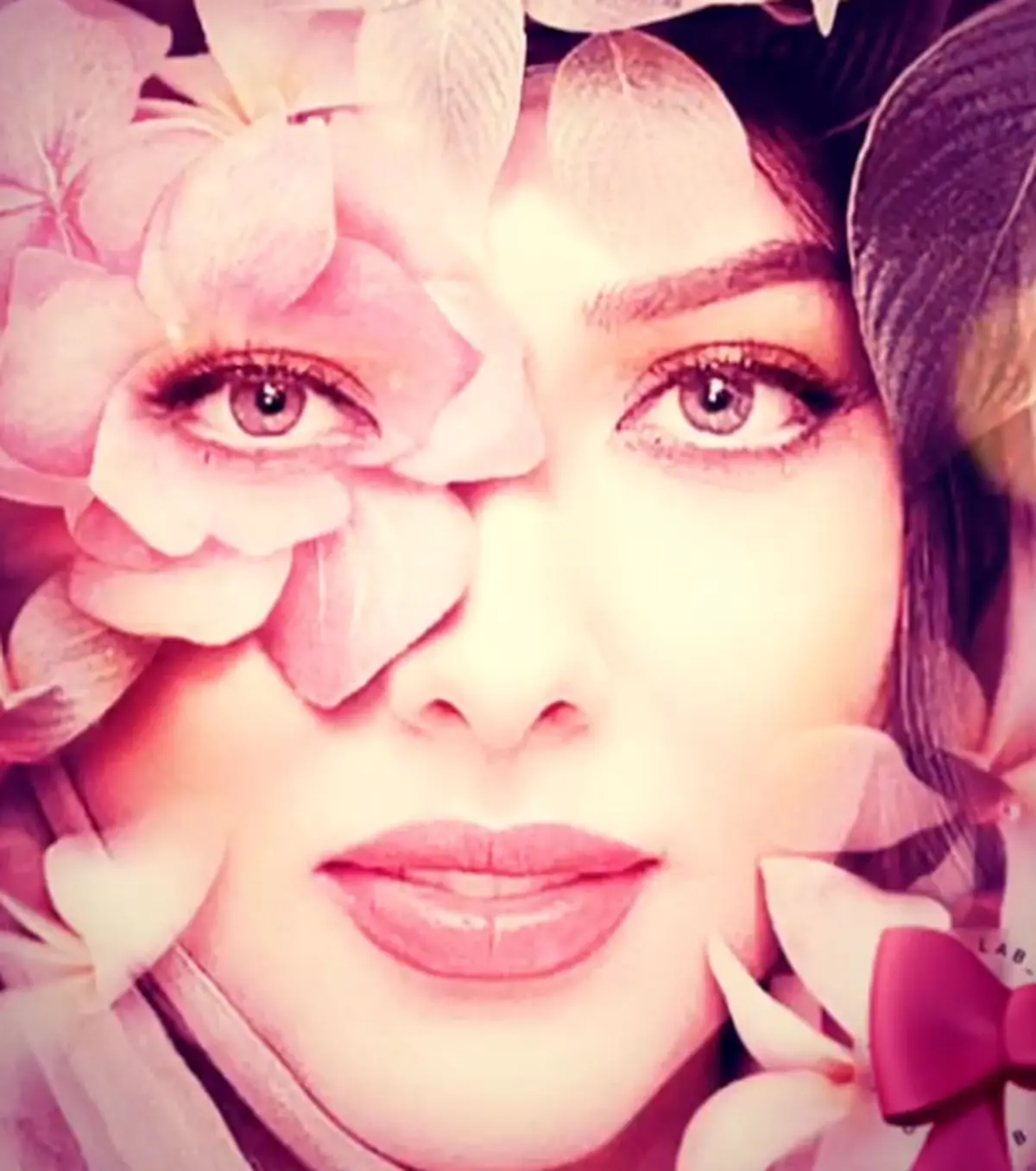 لیلا اوتادی با چهره محصورشده در بین گل‌ها